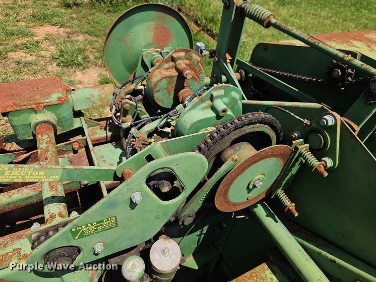 image for item EO4528 John Deere 224T small square baler