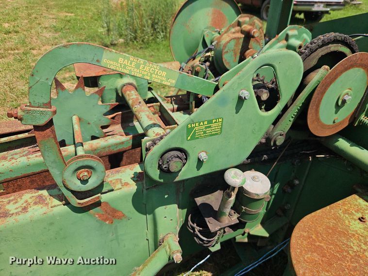 image for item EO4528 John Deere 224T small square baler