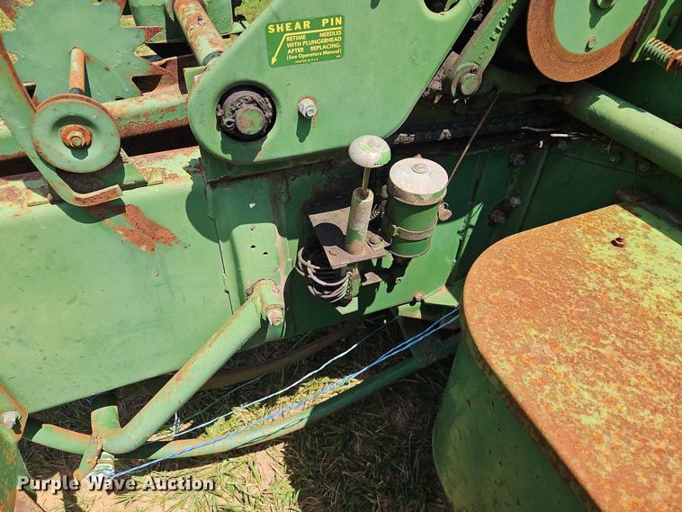 image for item EO4528 John Deere 224T small square baler