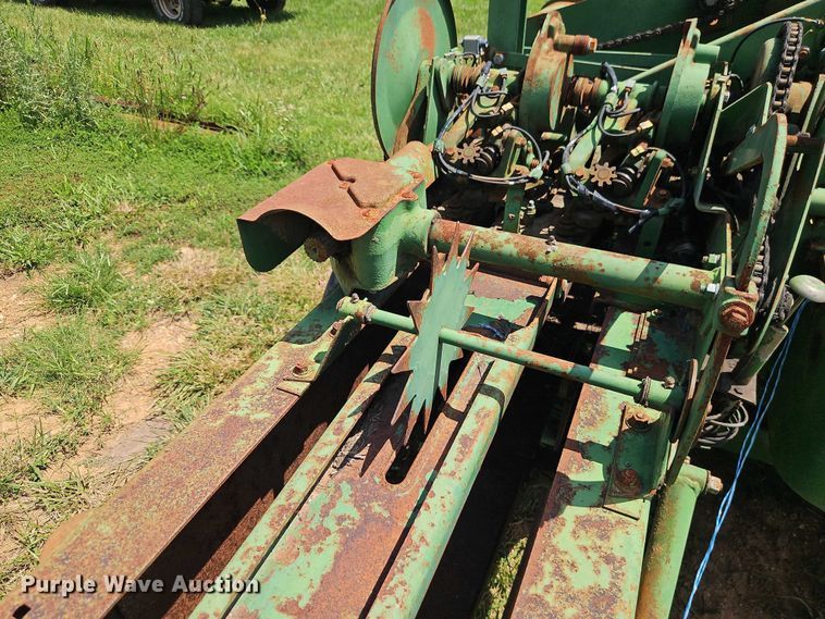 image for item EO4528 John Deere 224T small square baler