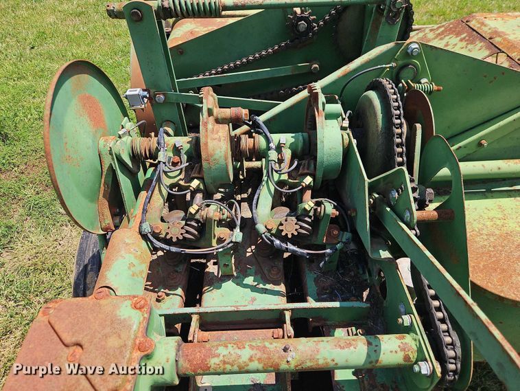image for item EO4528 John Deere 224T small square baler