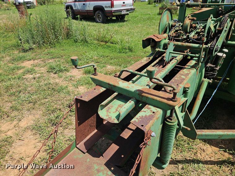 image for item EO4528 John Deere 224T small square baler