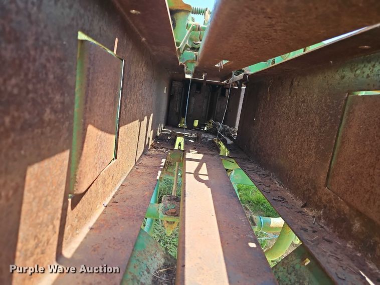 image for item EO4528 John Deere 224T small square baler