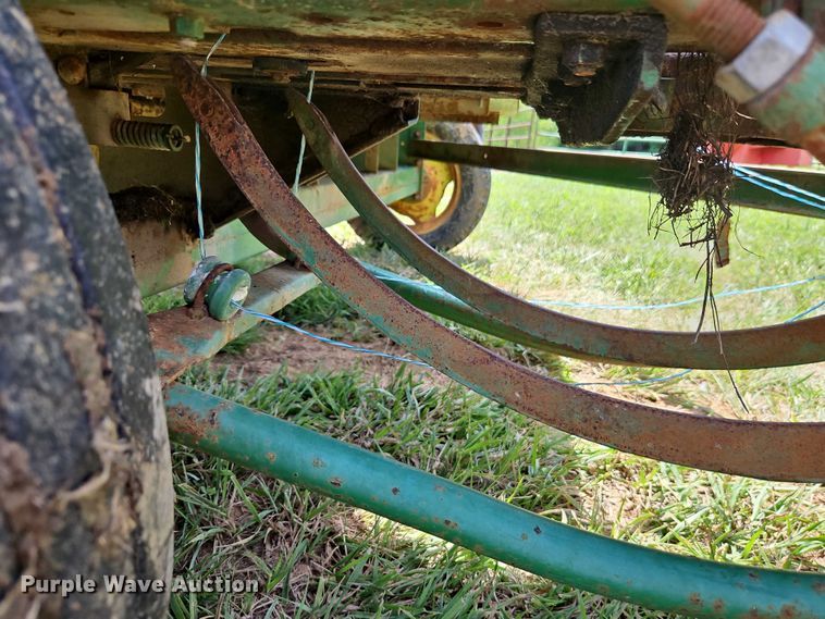 image for item EO4528 John Deere 224T small square baler