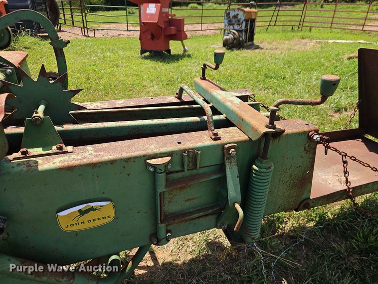 image for item EO4528 John Deere 224T small square baler