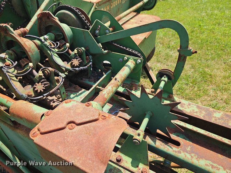 image for item EO4528 John Deere 224T small square baler