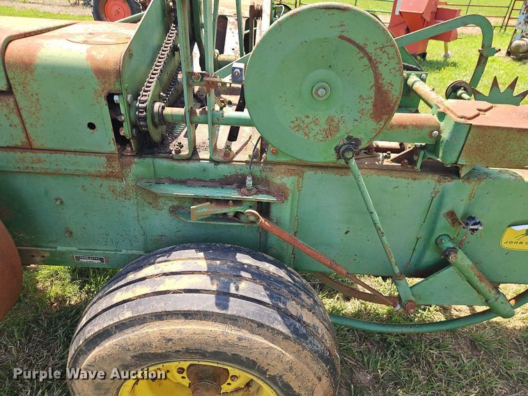 image for item EO4528 John Deere 224T small square baler