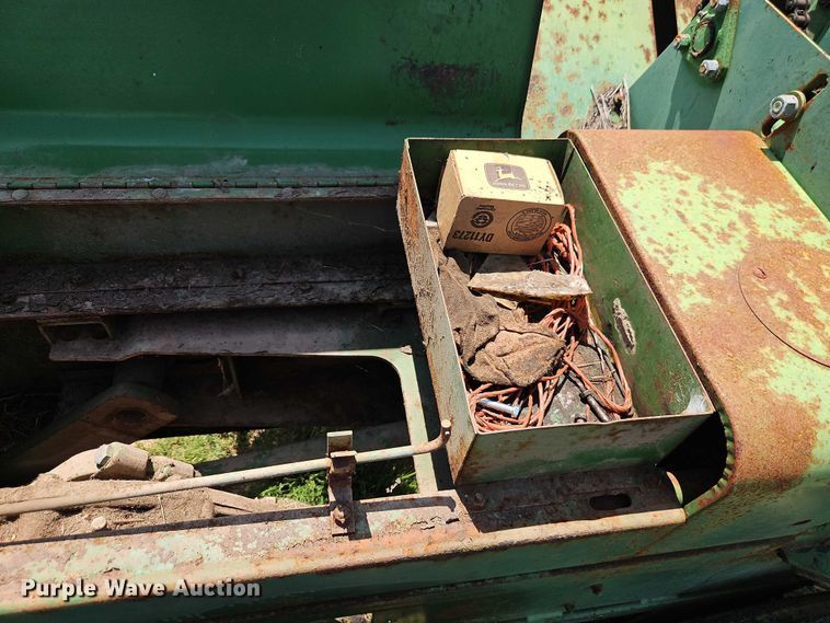 image for item EO4528 John Deere 224T small square baler