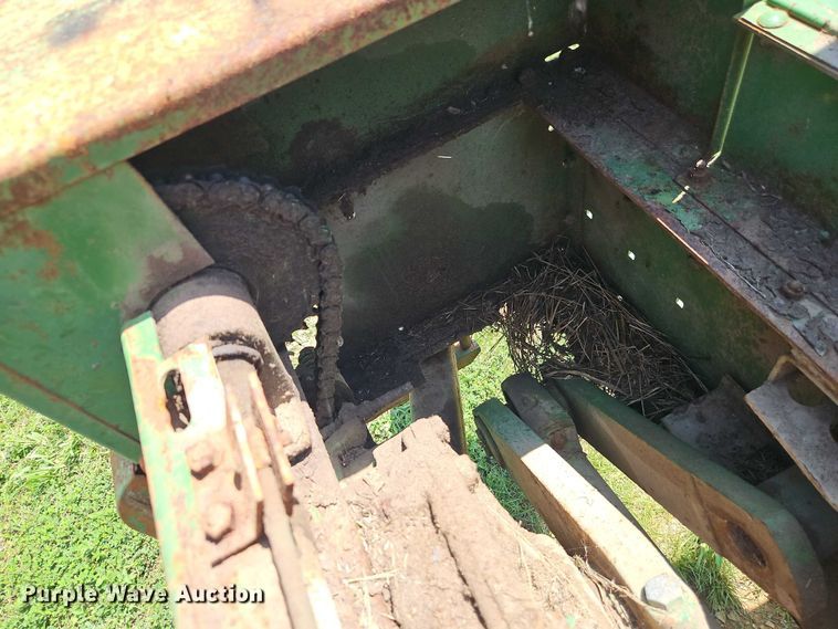 image for item EO4528 John Deere 224T small square baler