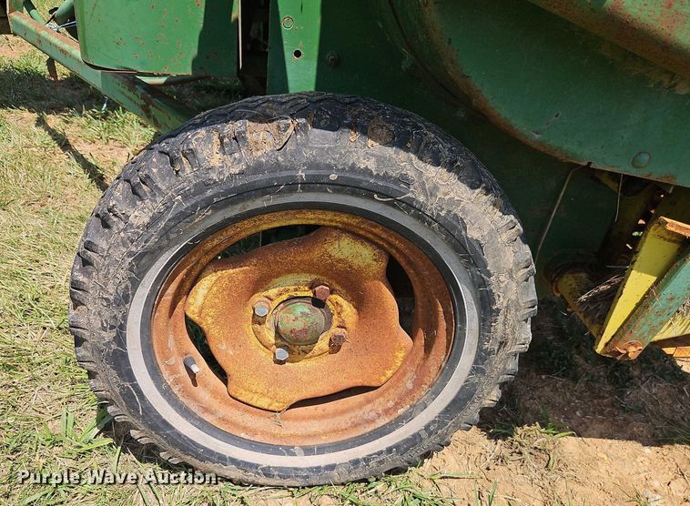 image for item EO4528 John Deere 224T small square baler