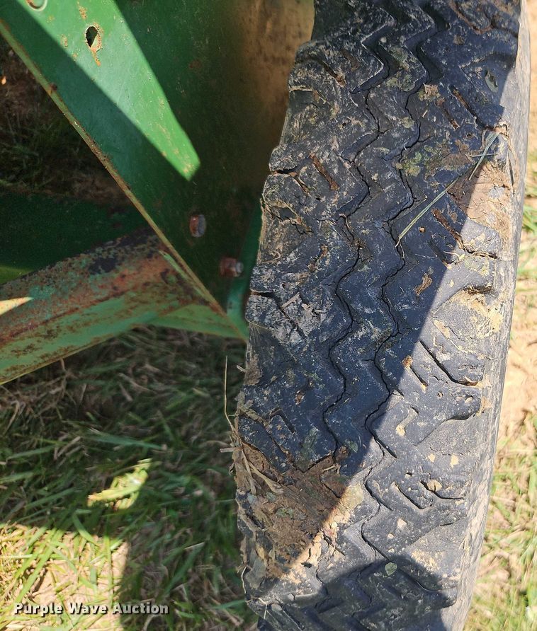 image for item EO4528 John Deere 224T small square baler