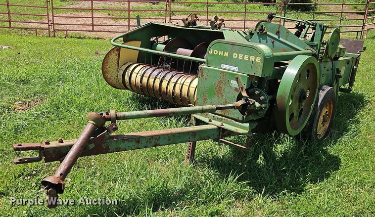 image for item EO4529 John Deere 24T small square baler