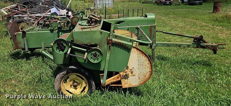 image for item EO4529 John Deere 24T small square baler