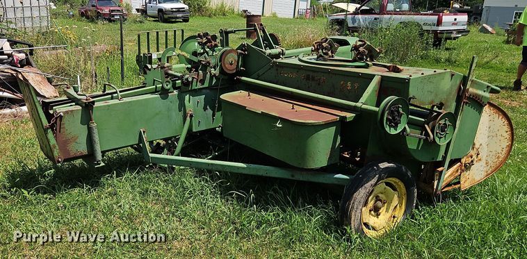 image for item EO4529 John Deere 24T small square baler