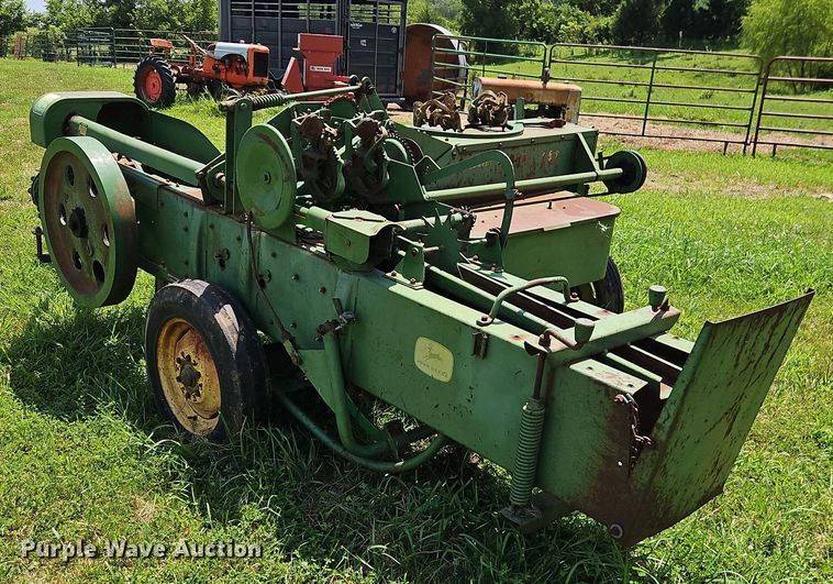 image for item EO4529 John Deere 24T small square baler