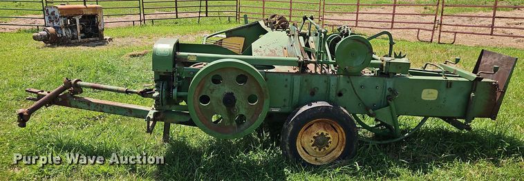 image for item EO4529 John Deere 24T small square baler