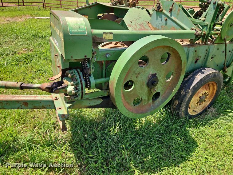 image for item EO4529 John Deere 24T small square baler