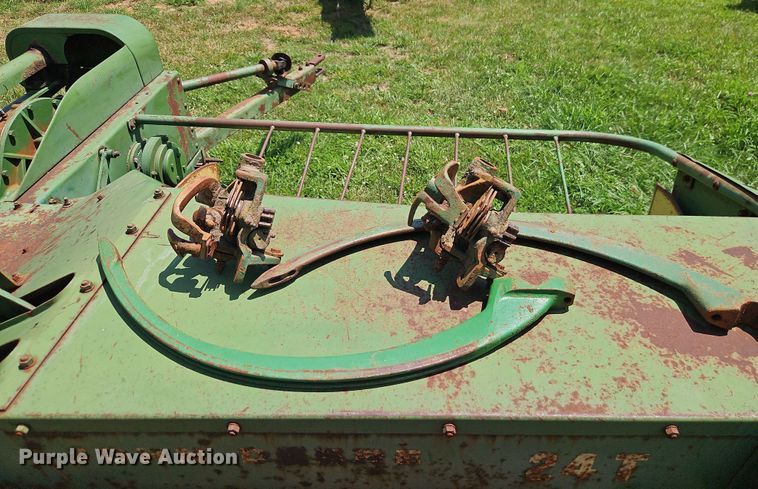 image for item EO4529 John Deere 24T small square baler