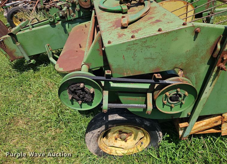 image for item EO4529 John Deere 24T small square baler