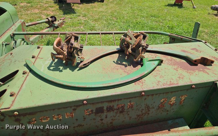 image for item EO4529 John Deere 24T small square baler