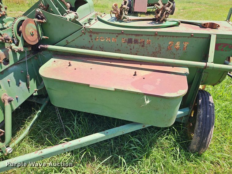 image for item EO4529 John Deere 24T small square baler