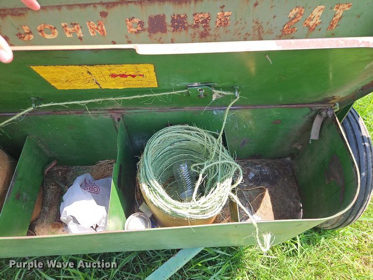 image for item EO4529 John Deere 24T small square baler