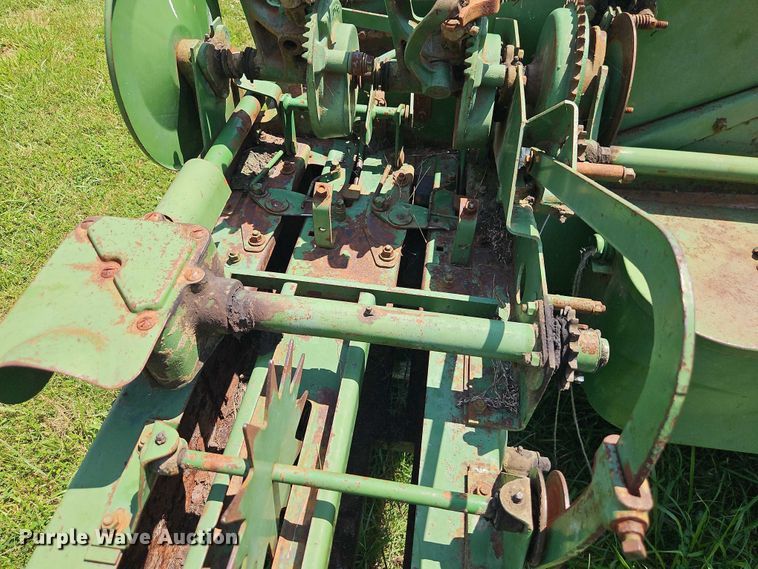 image for item EO4529 John Deere 24T small square baler