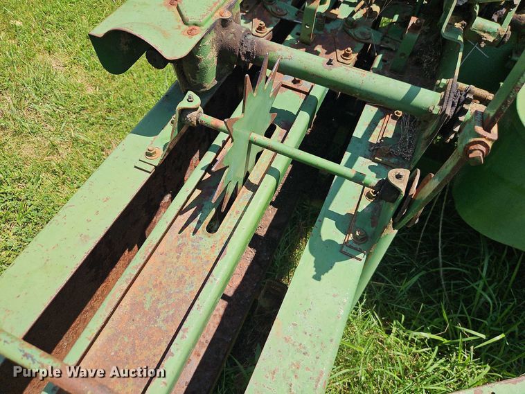 image for item EO4529 John Deere 24T small square baler