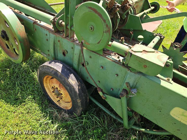 image for item EO4529 John Deere 24T small square baler