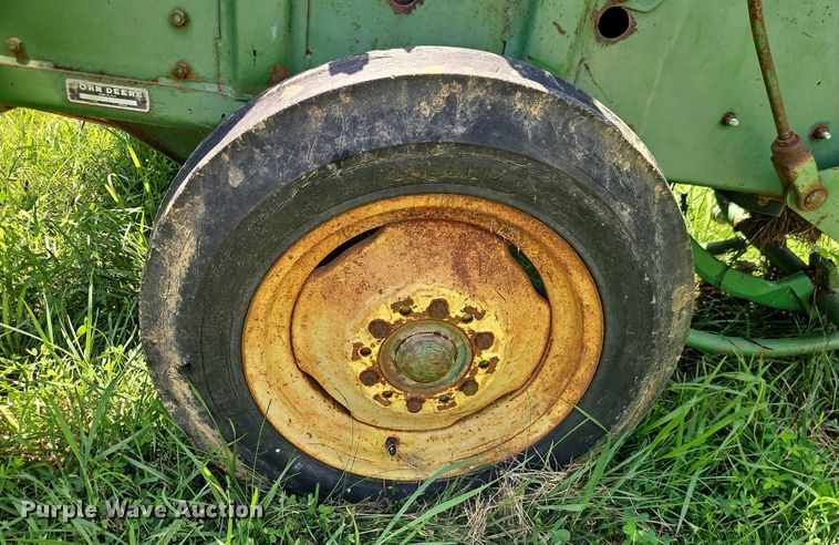 image for item EO4529 John Deere 24T small square baler