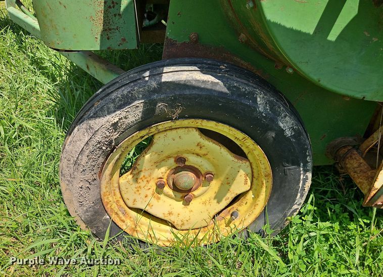 image for item EO4529 John Deere 24T small square baler