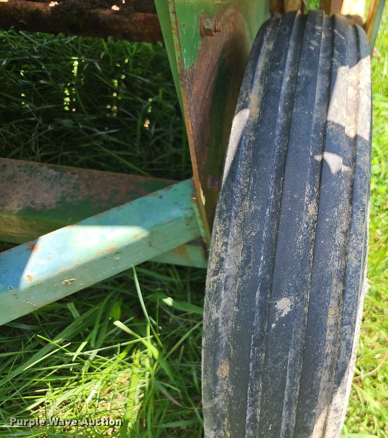 image for item EO4529 John Deere 24T small square baler