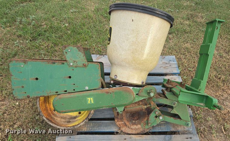 image for item EQ4079 John Deere 71 single row planter