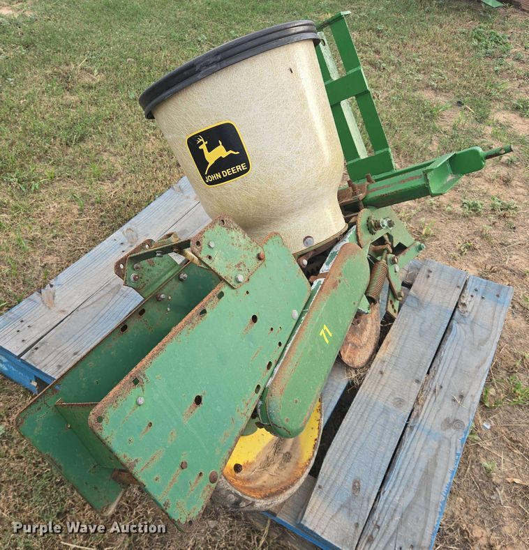 image for item EQ4079 John Deere 71 single row planter