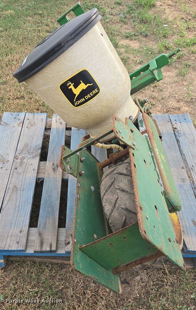 image for item EQ4079 John Deere 71 single row planter