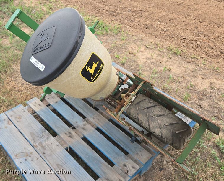 image for item EQ4079 John Deere 71 single row planter
