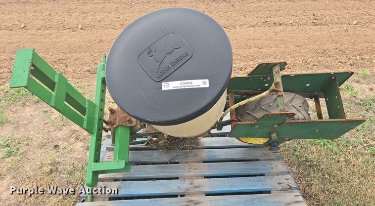 image for item EQ4079 John Deere 71 single row planter