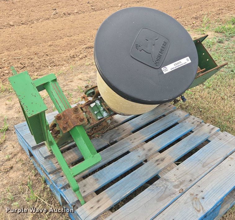 image for item EQ4079 John Deere 71 single row planter