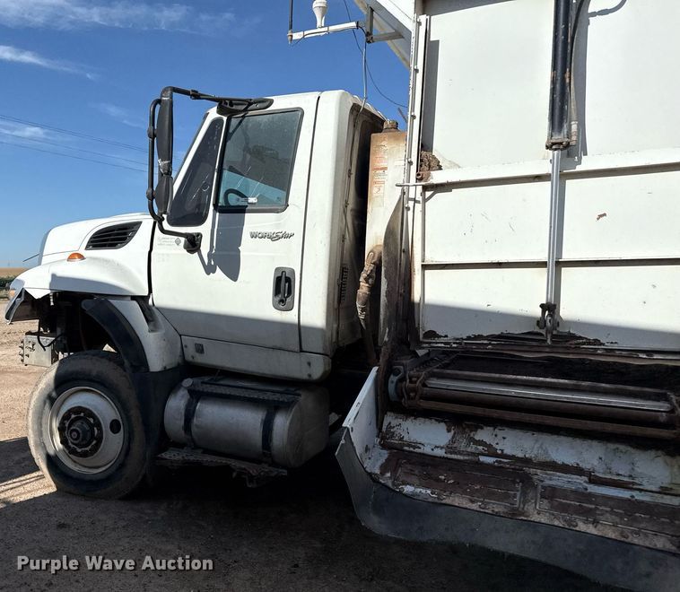 image for item EQ4588 2013 International 7400 feed delivery truck