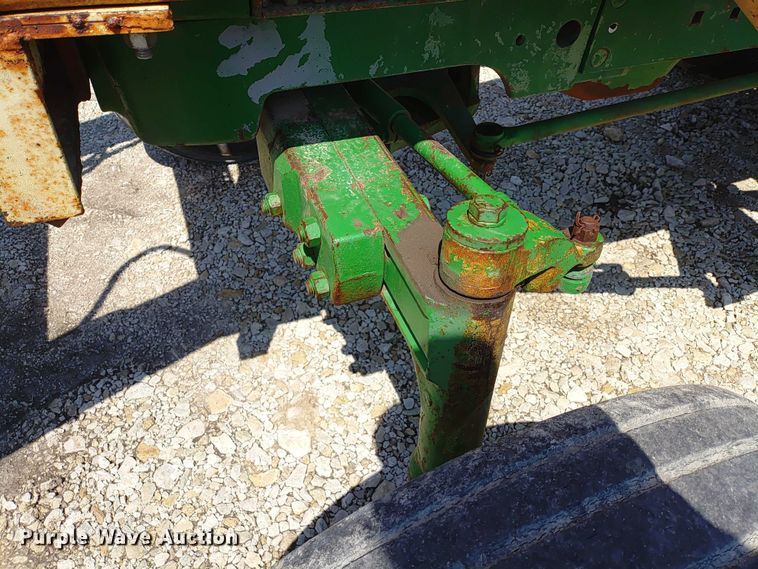 image for item ER2159 1975 John Deere 2030 tractor