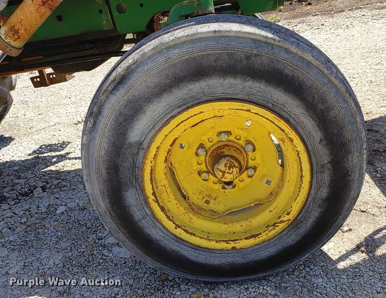 image for item ER2159 1975 John Deere 2030 tractor
