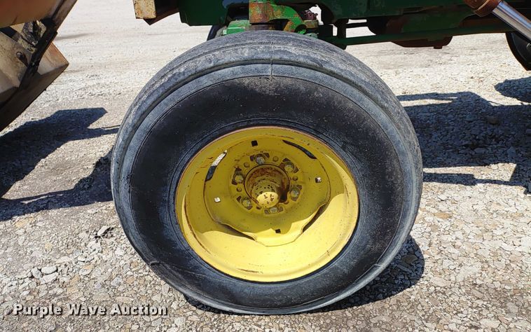 image for item ER2159 1975 John Deere 2030 tractor