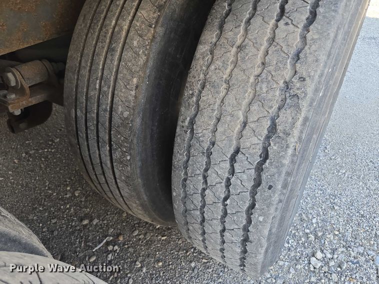 image for item DF8600 2002 Monon dry van trailer