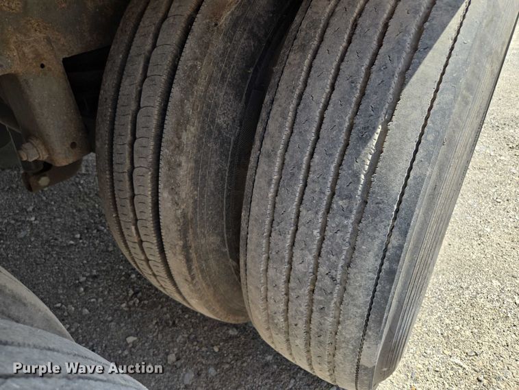 image for item DF8600 2002 Monon dry van trailer