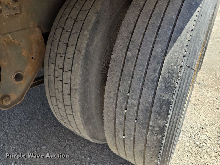 image for item DF8600 2002 Monon dry van trailer