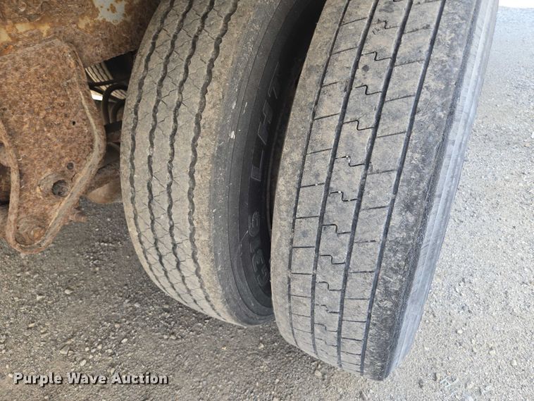 image for item DF8604 1996 Pines dry van trailer