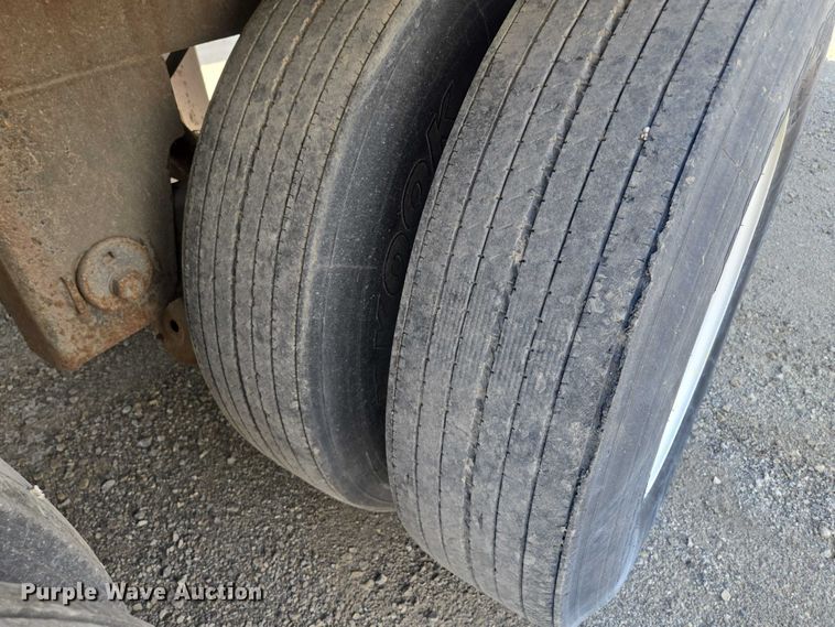 image for item DF8610 1999 Utility Trailers VS2DC dry van trailer