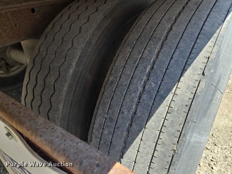 image for item DF8610 1999 Utility Trailers VS2DC dry van trailer