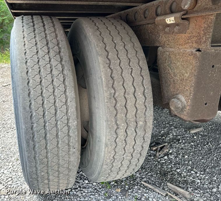 image for item DF8617 1999 Fruehuaf dry van trailer