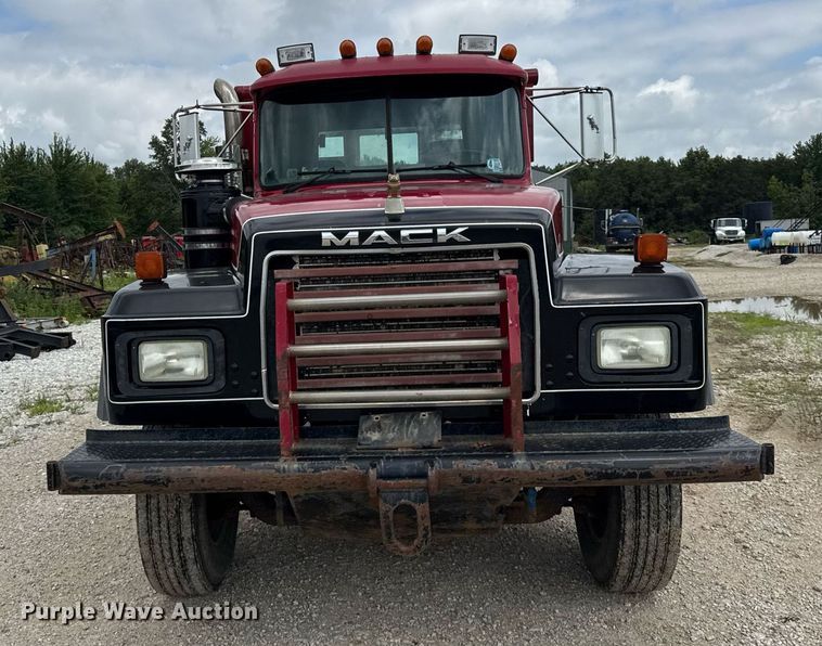 image for item DI9821 1998 Mack RD690S winch truck